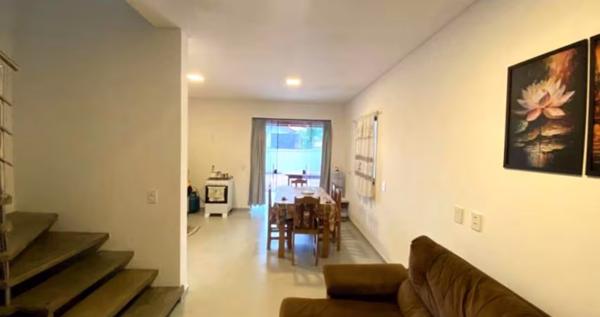 Sobrado novo com 145,41m2 com 01 suíte e 02 dormitórios no centro de Piçarras.