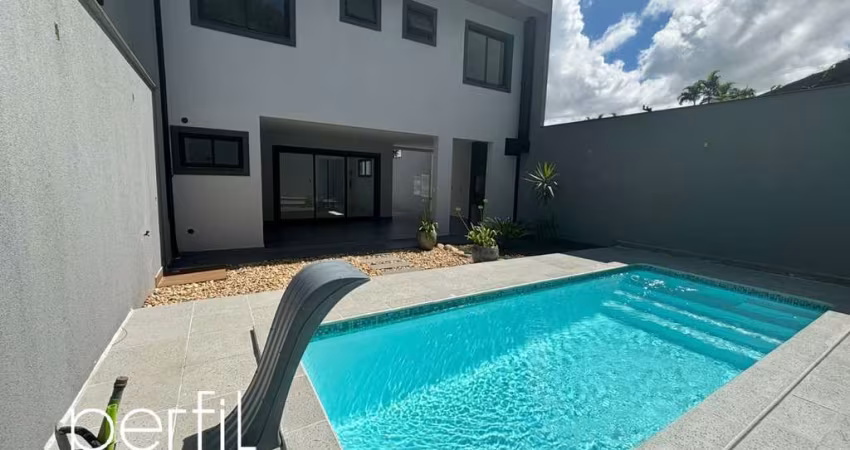 Sobrado geminado a venda com três suítes e piscina no bairro Costa e Silva Joinville SC