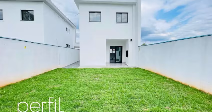 Sobrado a venda em condomínio fechado com três quartos no bairro Vila Nova - Joinville/ SC