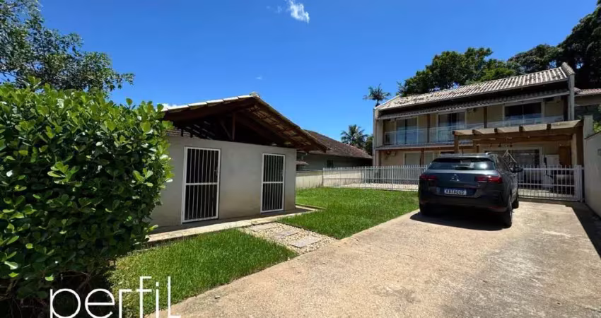 Casa sobrado a venda com três quartos sendo duas suítes no bairro Santo Antônio - Joinville/ SC