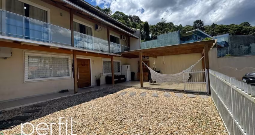 Casa sobrado a venda com três quartos sendo duas suítes no bairro Santo Antônio - Joinville/ SC