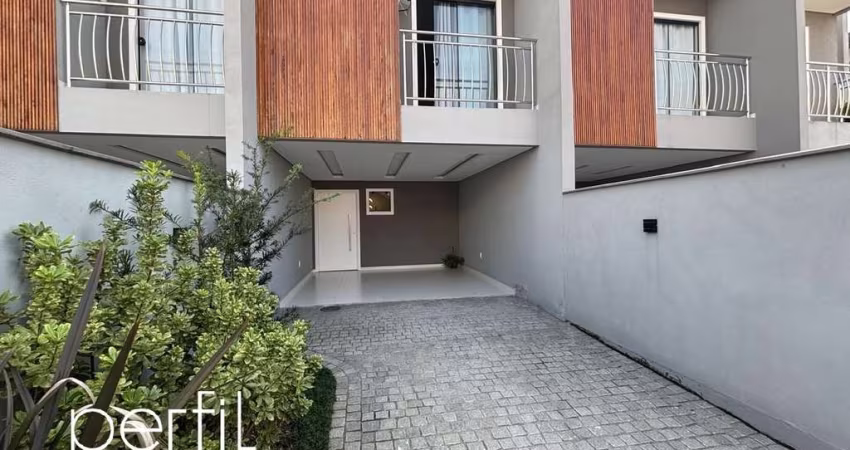 Sobrado a venda com três quartos sendo uma suíte no bairro Nova Brasília - Joinville/ SC