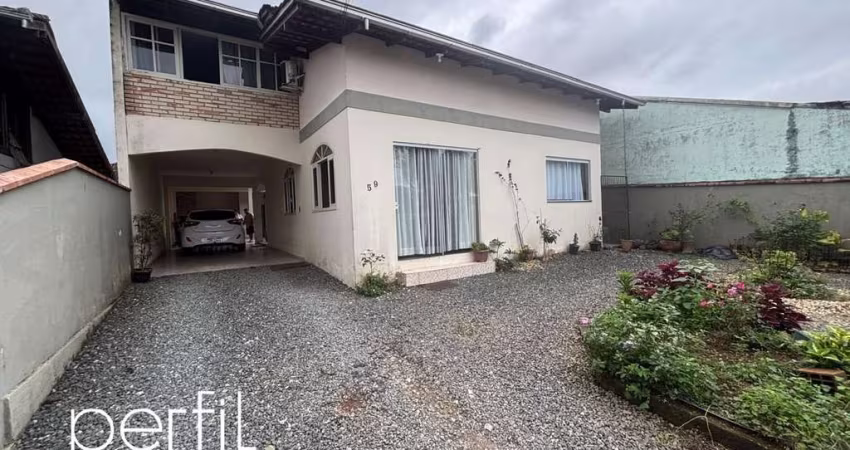 Casa à Venda em Joinville-SC, Bairro Costa e Silva! 4 Quartos, 1 Suíte, 230m², 5 Vagas de Garagem! Venha Conferir!