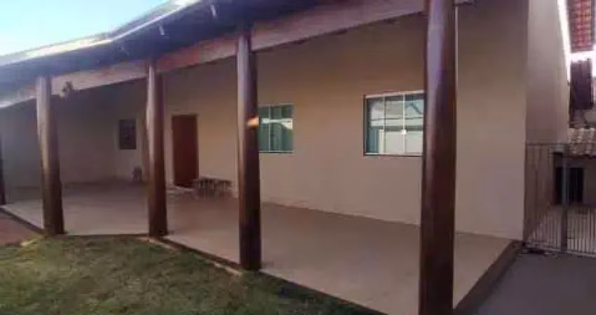 Vendo casa com 3 quartos, semdo 1 suite, 1 banheiro social sozinha no lote semi-mobiliada, 3 vagas