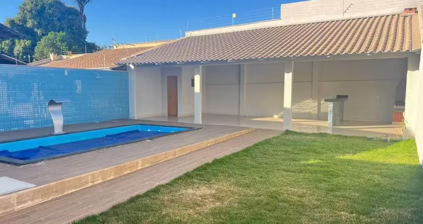 Vende-se casa com 3 quartos sendo 1 suite,⁠ com churrasqueira e lavabo, piscina grande, papillon pa