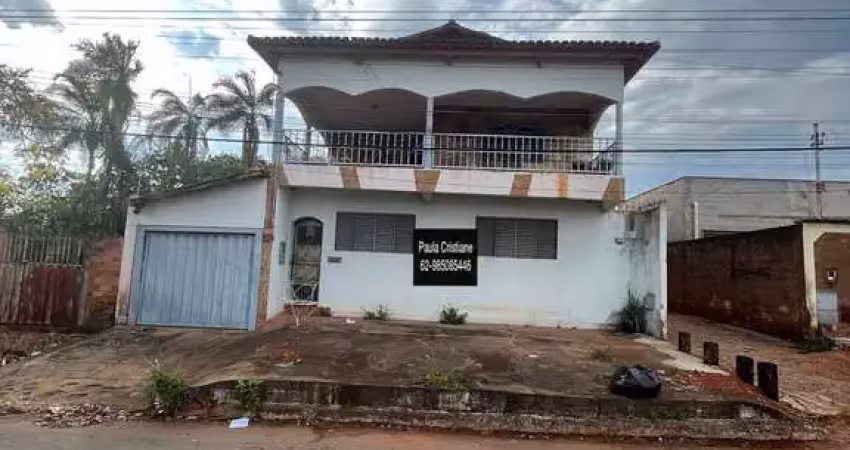 Vendo sala comercial e sobrado em cima , com 4 quartos  sendo 1 suitr e com 2 banheiros social - pa