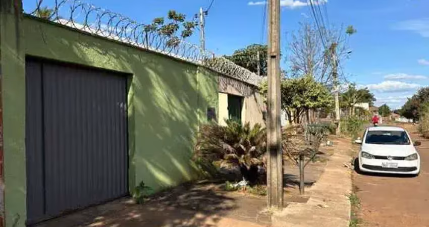 Vende-se casa com 2 quartos (1 suíte),   sala espaçosa, cozinha funcional, garagem coberta, setor