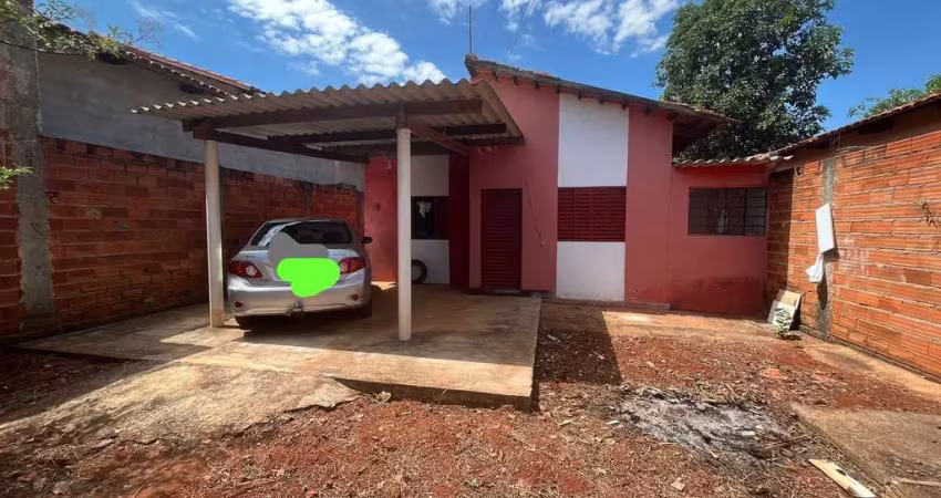Vendo esta casa com 2 quartos, com 1 banheiro social, sala e cozinha americana, sozinha no lote, re