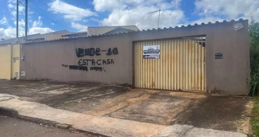 Vende-se casa com 3 quartor 1 banheiro social, cozinha, área gourmet, área grande em volta do imóve