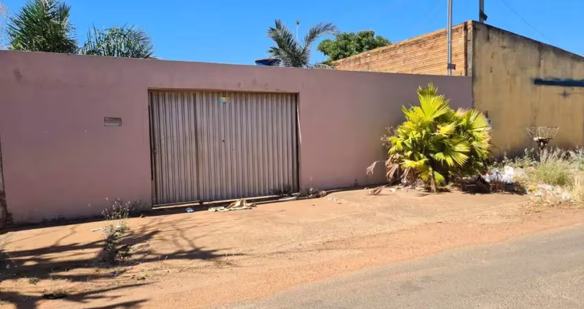 Vendo casa com 2 quartos sendo 1 banheiro social, 2 vagas,  quintal bem amplo, 250m², residencial a