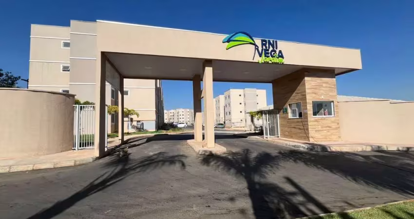 Aluga-se apartamento com 2 quartos 1 banheiro social, sala, cozinha, garagem  ,no condominio rni ve