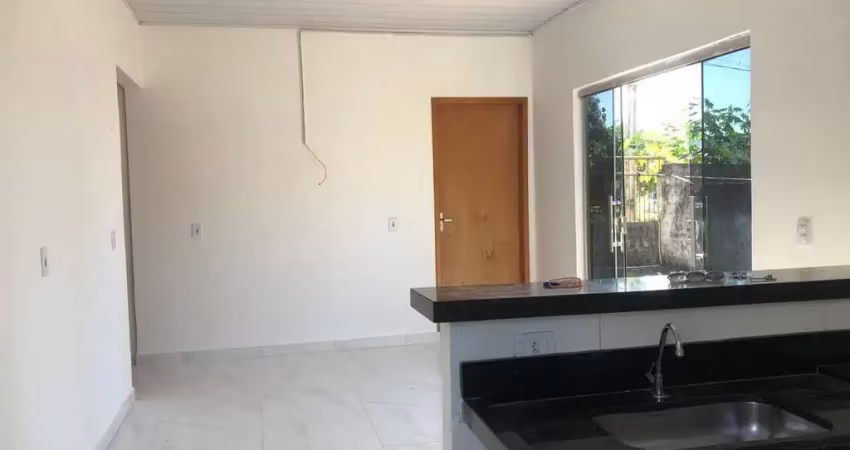 Aluga-se casa com 3 quartos dendo 1 suíte, sala cozinha americanana avenida central do bairro cardo