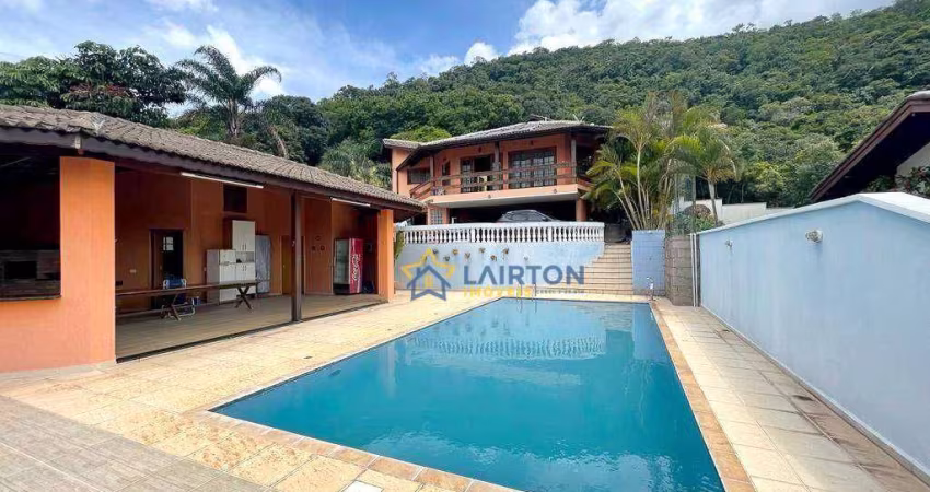 Chácara à Venda em Condomínio Fechado em Atibaia - 4 Suítes, Piscina, Espaço Gourmet e Campo de Futebol - 1.680 m²