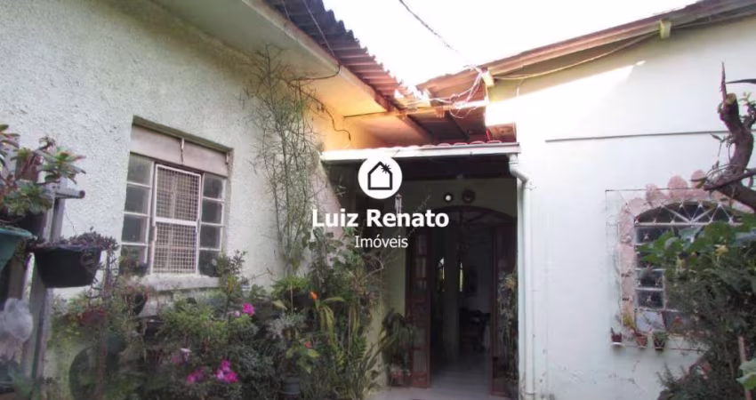 Casa com 190 m², 06 quartos 01 Suíte,03 banhos,04 vagas, 02 salas