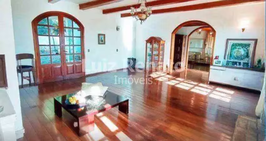 Casa com 4 Quartos e 6 banheiros para Alugar, no Belvedere