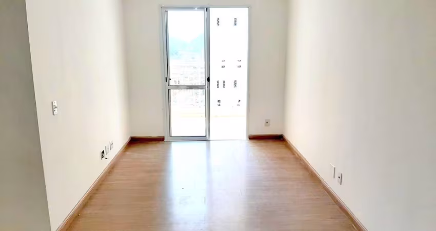 Apartamento à venda, de 3 dormitórios com suíte e sacada de frente para as piscinas em andar alto d