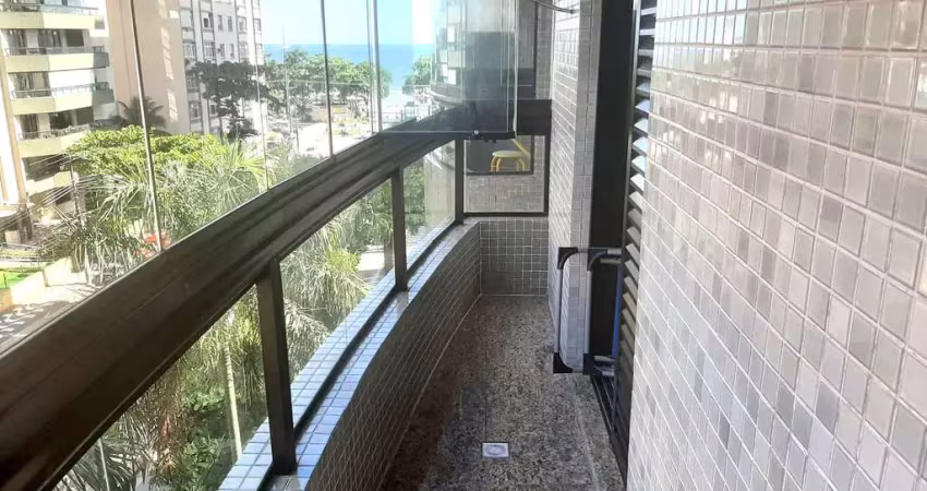 Apartamento à venda, de 176 m² com 3 suítes, 1 closet, 2 varandas e 2 vagas demarcadas na quadra da