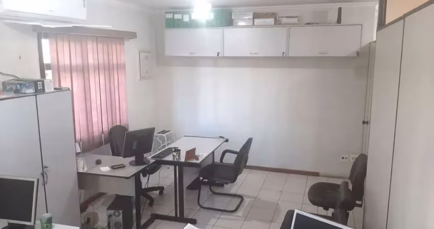 Sala comercial de 42 m² mobiliada dividida em 3 ambientes com banheiro e copa à venda no condomínio