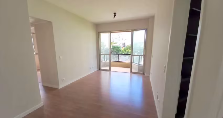 Apartamento  reformado à venda com 61m com varanda 2 dormitórios 1 suíte 2 vagas em condomínio comp