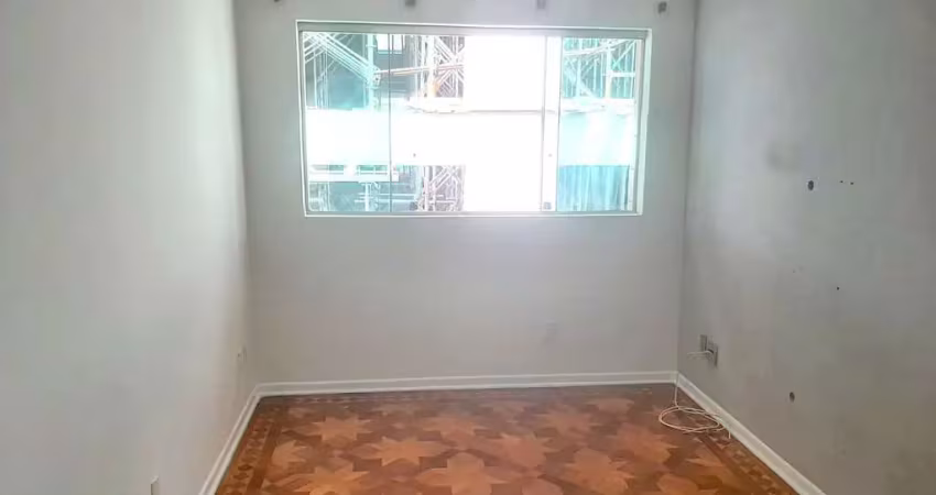 Apartamento à  venda de 95 m² com 3 dormitórios, banheiro de serviço e uma vaga demarcada coberta