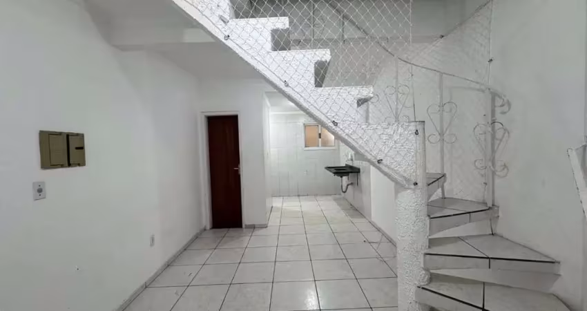 Sobrado com 2 dormitórios para alugar, 65 m² por r$ 2.300,00/mês - canto do forte - praia grande/sp
