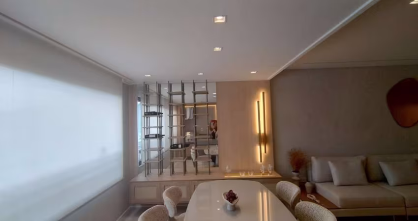 Apartamento decorado à venda no Canto do Forte em Praia Grande - SP.