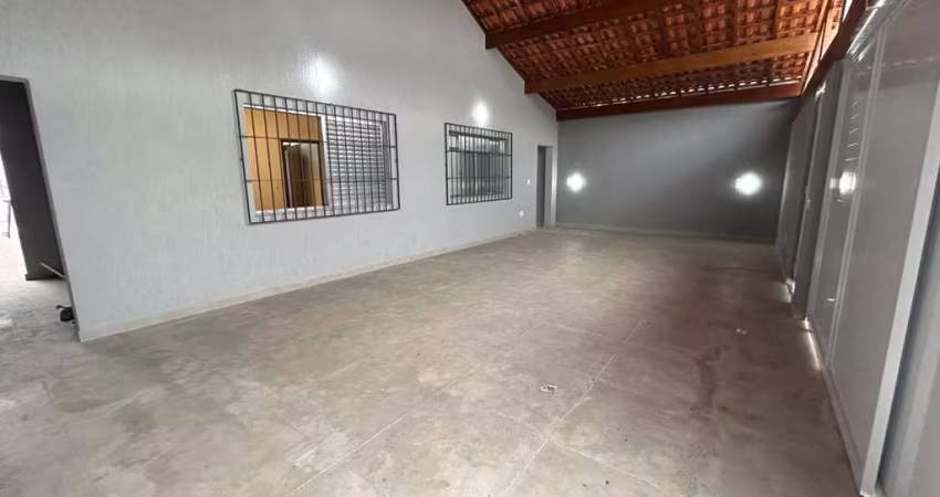 CASA ISOLADA, DE 4 DORMITORIOS COM EDÍCULA NOS FUNDOS.