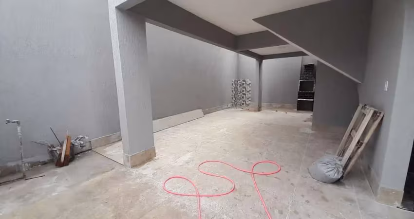 Sobrado triplex, novo, com 2 suítes à venda, 87 m² área privativa, entrada independente, 3vg, churrasqueira, por r$ 550.000 - mirim - praia grande/sp