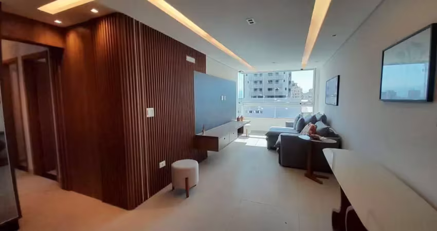 Apartamento decorado com sala integrada com a varanda envidraçada, 2 dormitórios, 1 suíte, 2 vgs, à venda, 79 m² - boqueirão - praia grande/sp