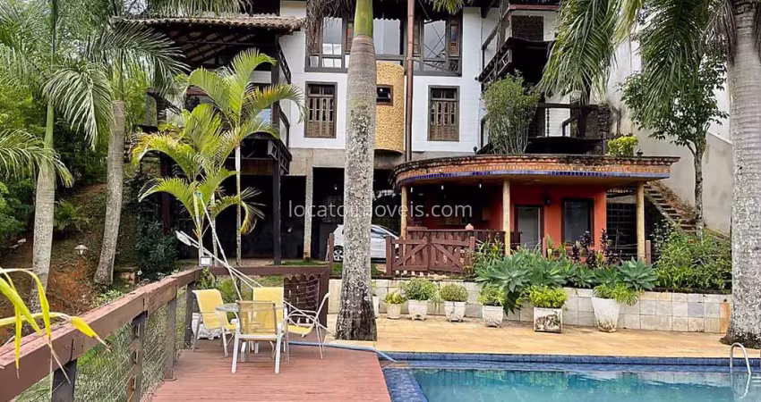 Casa com 4 suítes com piscina e sauna em condomínio fechado.