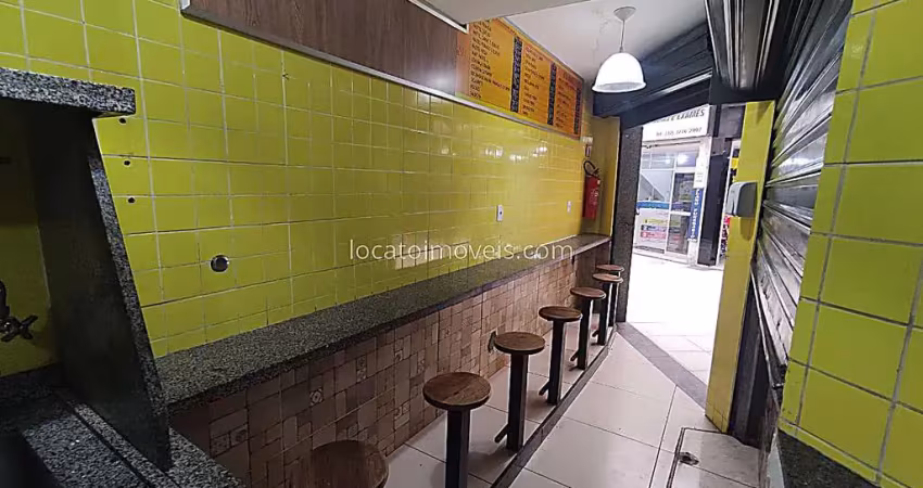 Loja para locação, com banheiro e sobreloja no centro.