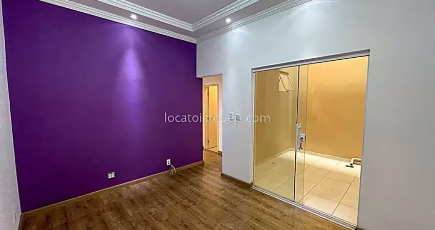 Apartamento 2/4 com área externa na rua américo lobo.