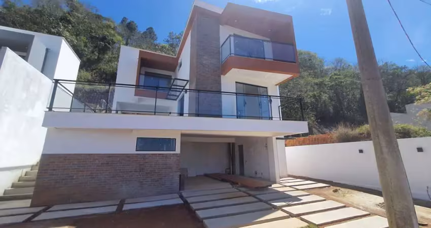 Casa duplex alto padrão, quatro suítes com elevador em condomínio fechado