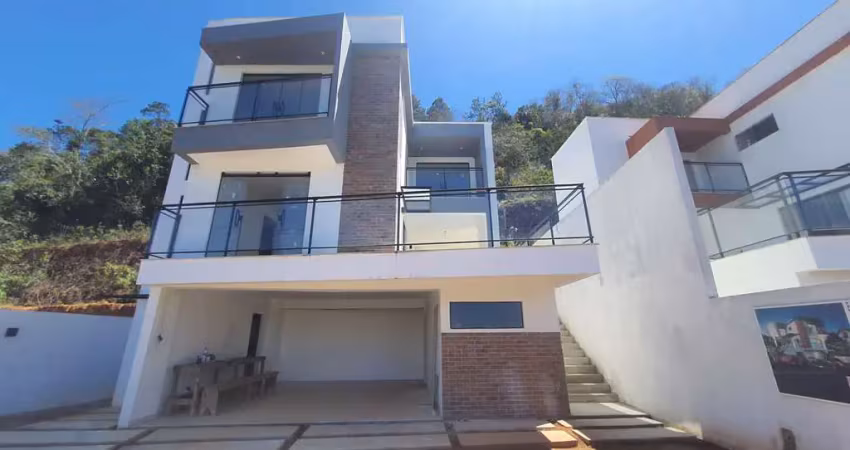 Casa duplex alto padrão, quatro suítes com elevador em condomínio fechado