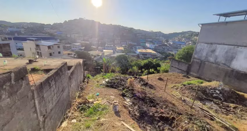 Terreno à venda na Rua Custódio de Rezende Bastos, 584, Jardim dos Alfineiros, Juiz de Fora