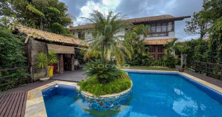Charme, sofisticação e natureza: casa com 4 dormitórios, piscina e vista deslumbrante