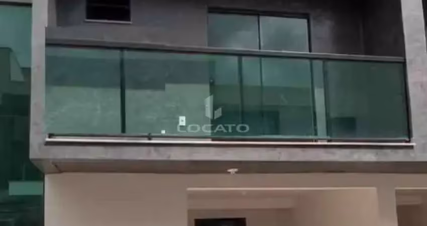 Casa de dois quartos e vaga coberta em condomínio fechado no marilândia
