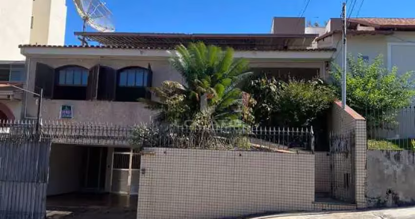 Casa 3 quartos com suíte, edícula, consultório e 4 vagas de garagem