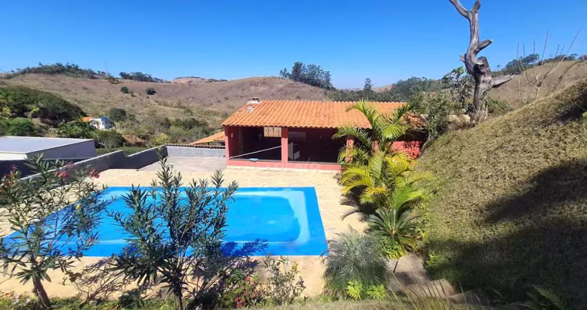 Granja com três quartos e lazer completo em condomínio fechado