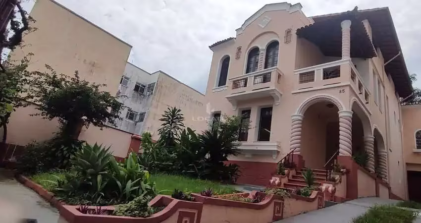 Casa duplex com 5 quartos, sendo 1 suíte e vaga para até 5 carros