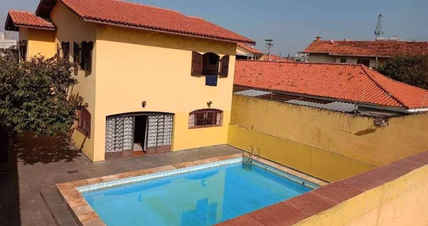 Sobrado com 280m² 4 dormitórios sendo 2 suítes, piscina e 4 vagas - Taboão da Serra