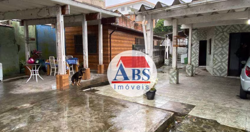Duas casas á venda, com garagem para 6 carros, Aceita FGTS e financiamento.