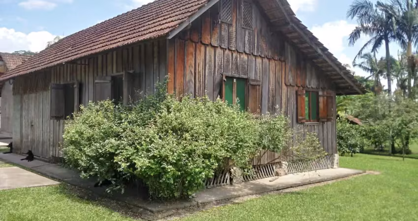 Refúgio rural localizado nas margens da  sc 108 na região do dedo grosso