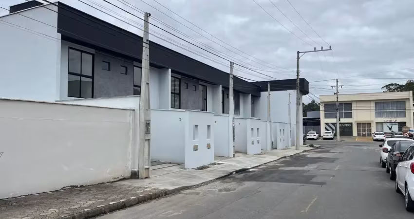 Sobrado geminado com 2 suítes no bairro costa e silva