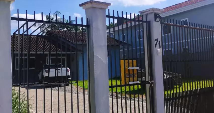 Residência plana, a poucos metros da helmuth fallgatter com excelente terreno.