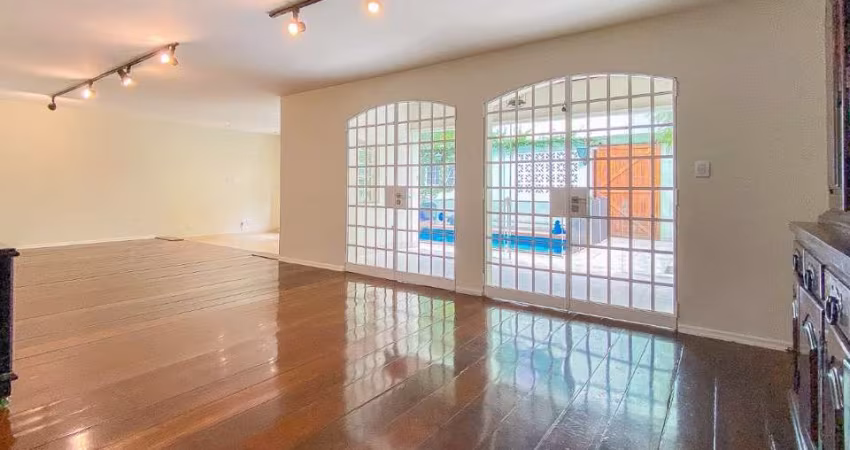 Casa tipo para venda com 3 quartos, sendo 1 suíte, 440m²