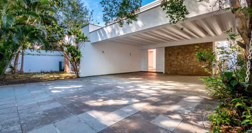 Sobrado para venda com 6 quartos, sendo 3 suítes, 449m²