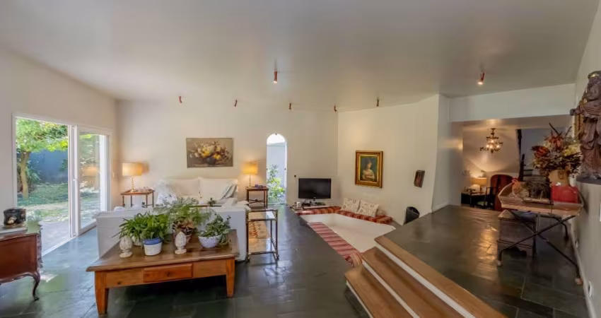 Casa tipo para venda com 4 quartos, sendo 2 suítes, 295m²