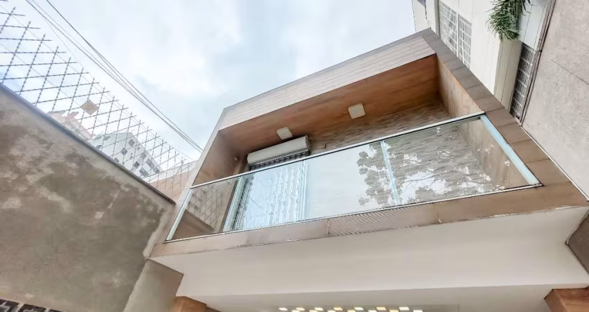 Sobrado para venda com 4 quartos, sendo 4 suítes, 200m²