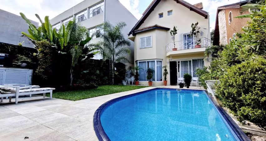 Casa tipo para venda com 4 quartos, sendo 4 suítes, 395m²